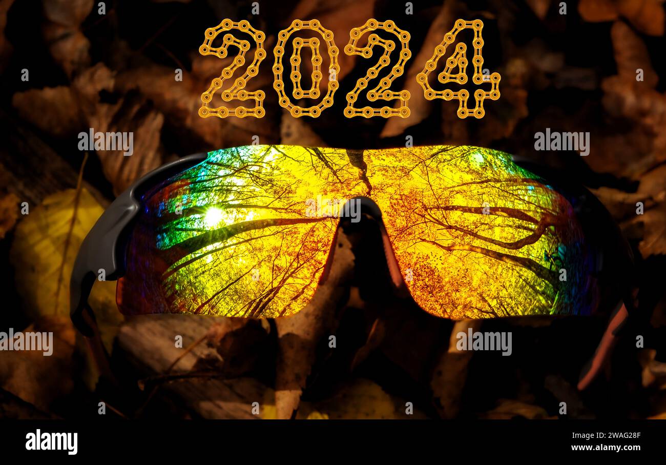 Riflessi autunnali nella foresta negli occhiali sportivi per ciclismo arcobaleno con 2024 Happy New Year realizzati con maglie a catena dorate Foto Stock