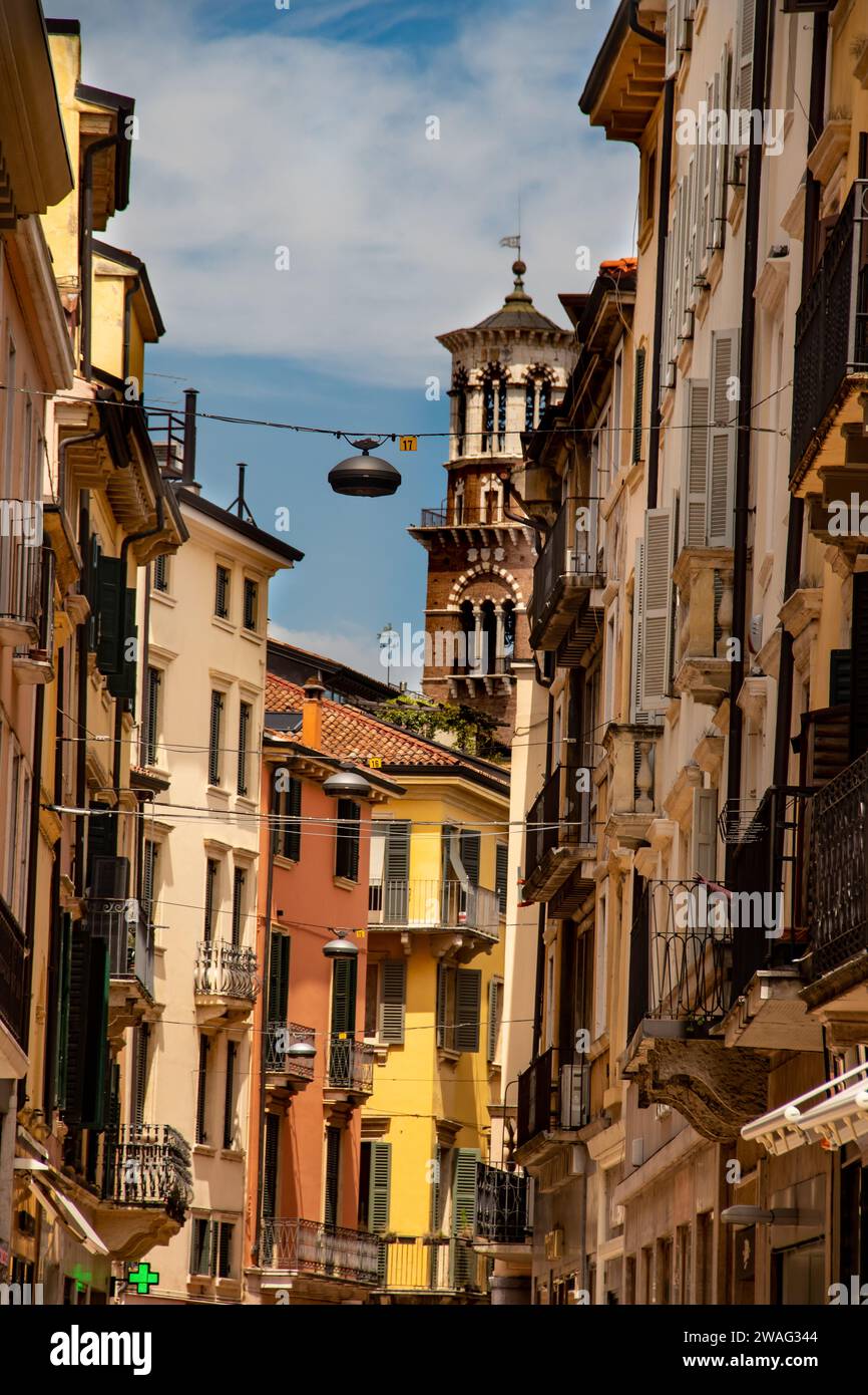 Le strade di Verona (Veneto) città d'Italia, molti edifici storici e storici e l'architettura antica, strade piene di turisti Foto Stock