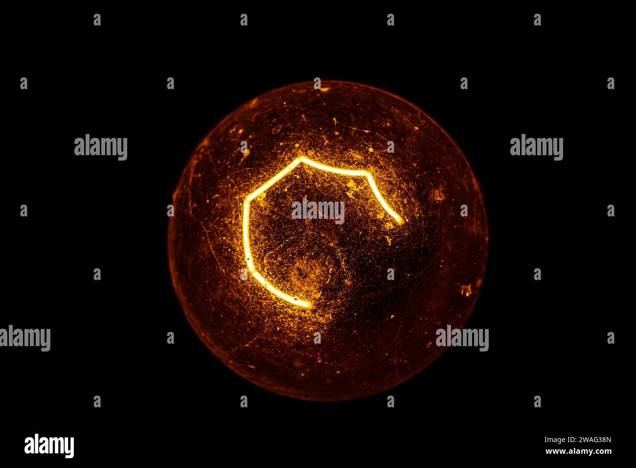 vecchia lampadina sporca al buio Foto Stock
