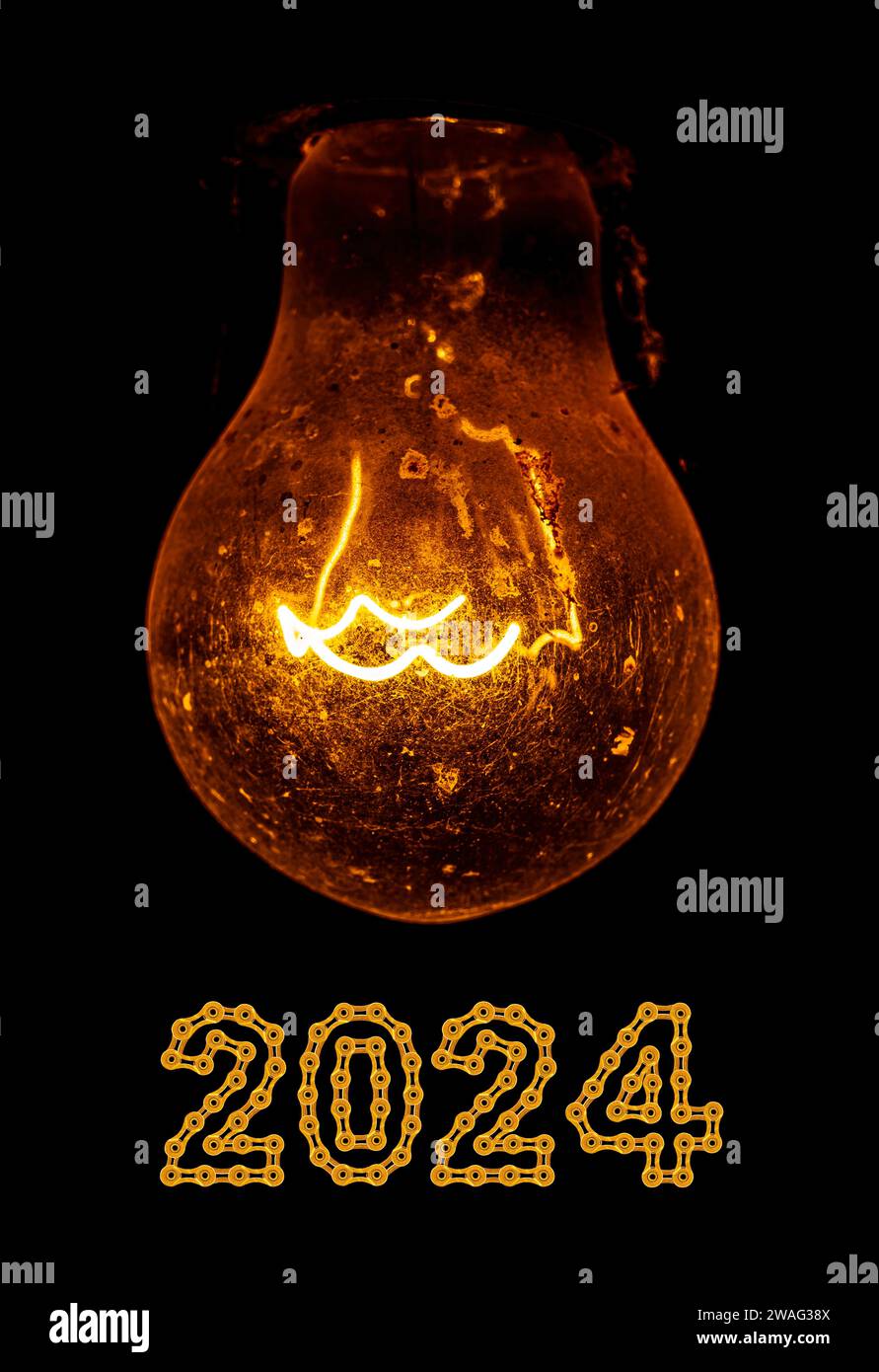 Vecchia lampadina sporca al buio con 2024 Happy New Year realizzata con maglie a catena Foto Stock