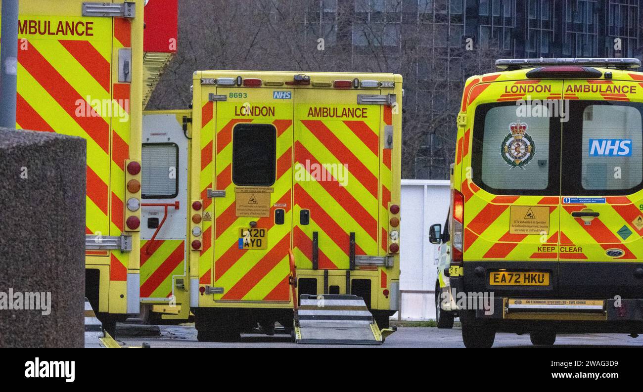Londra, Regno Unito. 4 gennaio 2024. Ambulanze in attesa fuori dal St Thomas' Hospital di Londra durante il Junior Doctors Strike Londra Regno Unito crediti: Ian Davidson/Alamy Live News Foto Stock