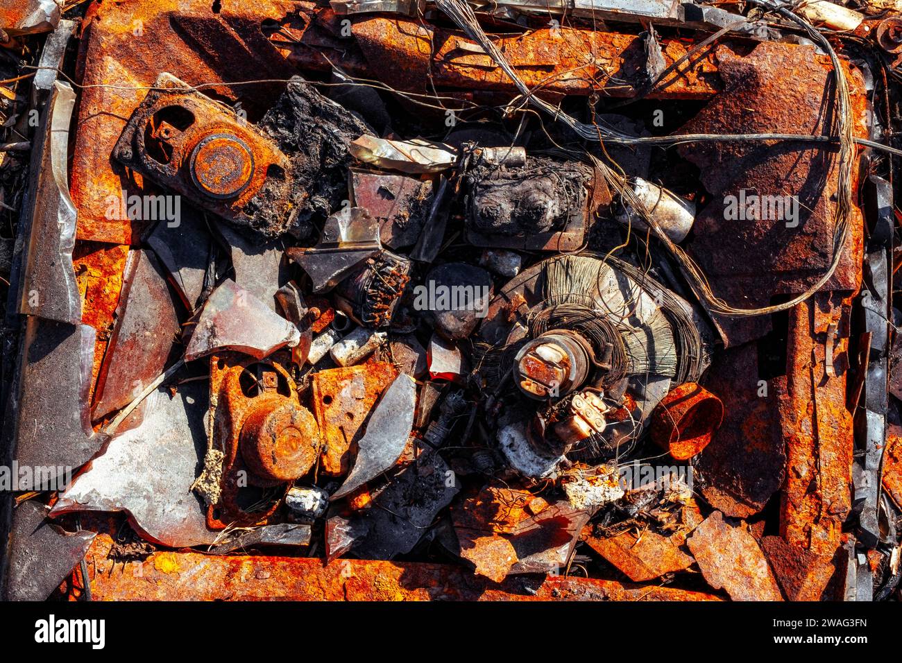 vecchia vintage broken si è schiantata ha distrutto la televisione retrò distrutta nell'incendio Foto Stock