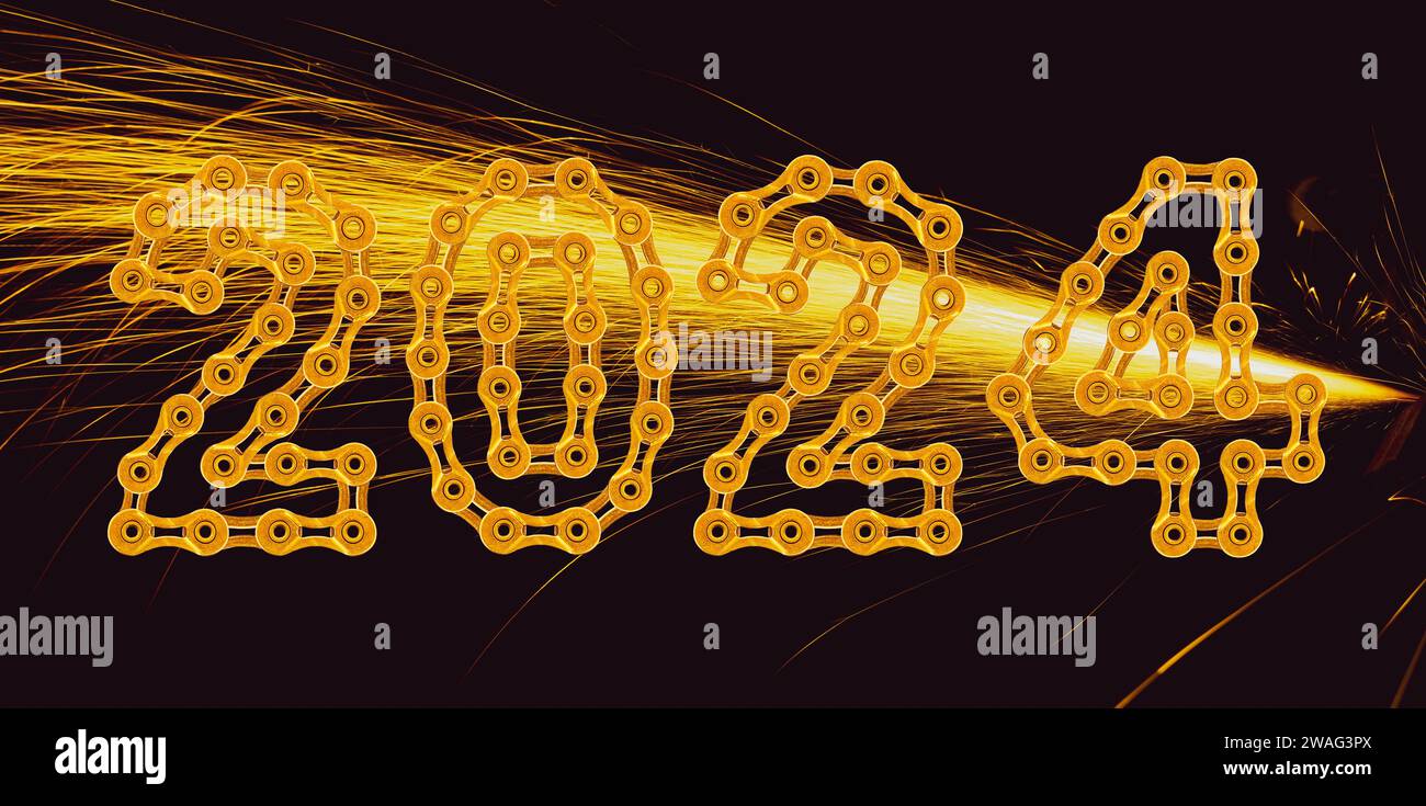 Scintille rosse a volo rapido da smerigliatrici angolari su sfondo nero con 2024 Happy New Year realizzate con maglie a catena Foto Stock