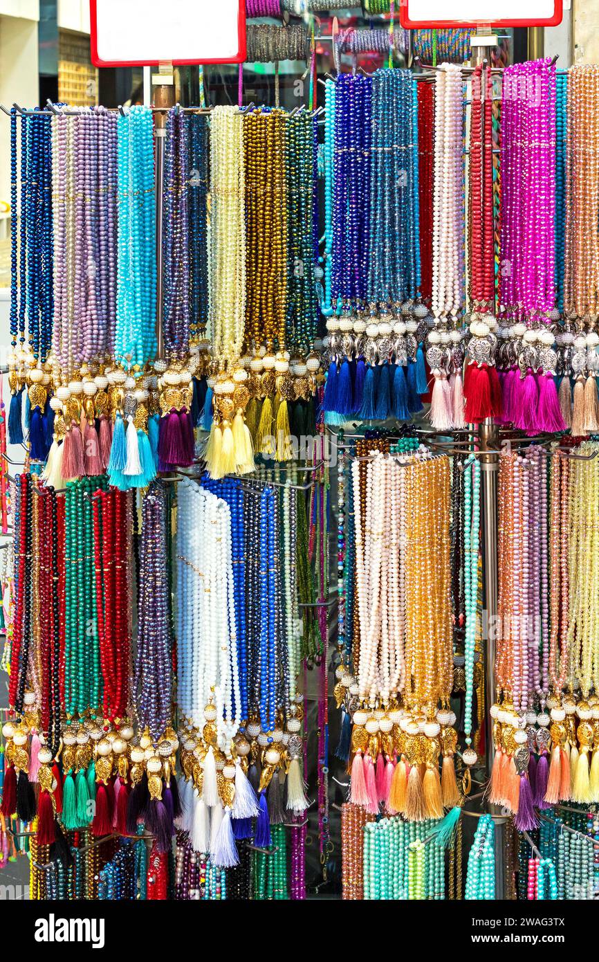 Eleganti perline colorate utilizzate per contare le ripetizioni di preghiere in diverse religioni vendute sul mercato all'aperto Foto Stock