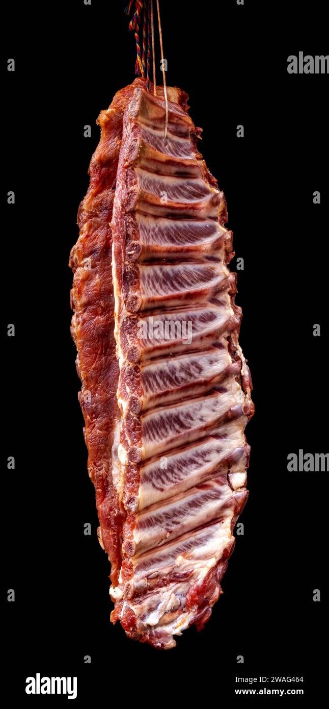 Costolette di maiale affumicate secche tradizionali rumene fatte in casa appese al filo Foto Stock