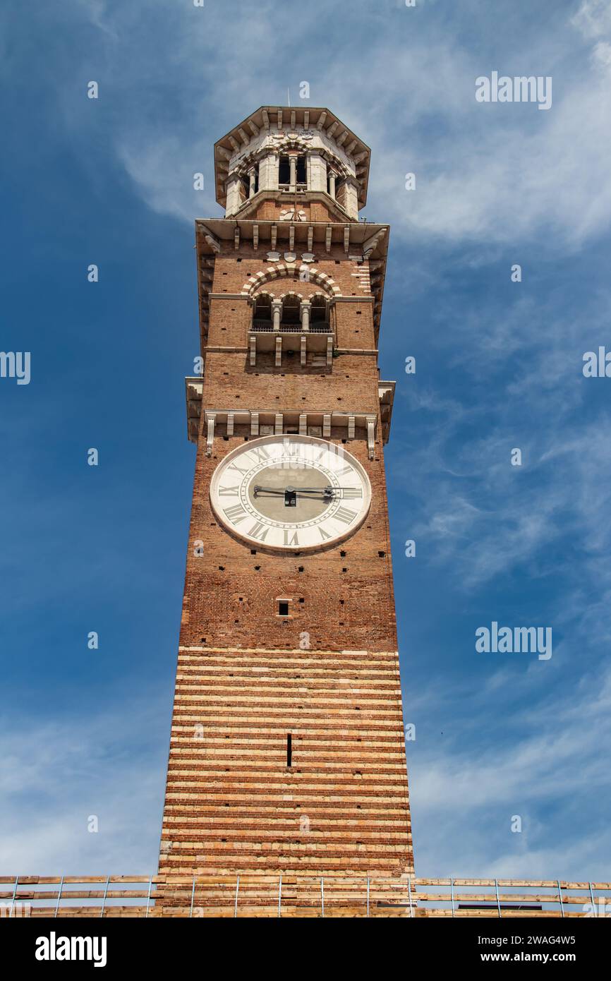 Lamberti medievale (Torre dei Lamberti) Torre del XI secolo con orologio, 84 metro e antica antica colonna (1400 a.D) su Piazza Erbe nella città di Verona. Foto Stock