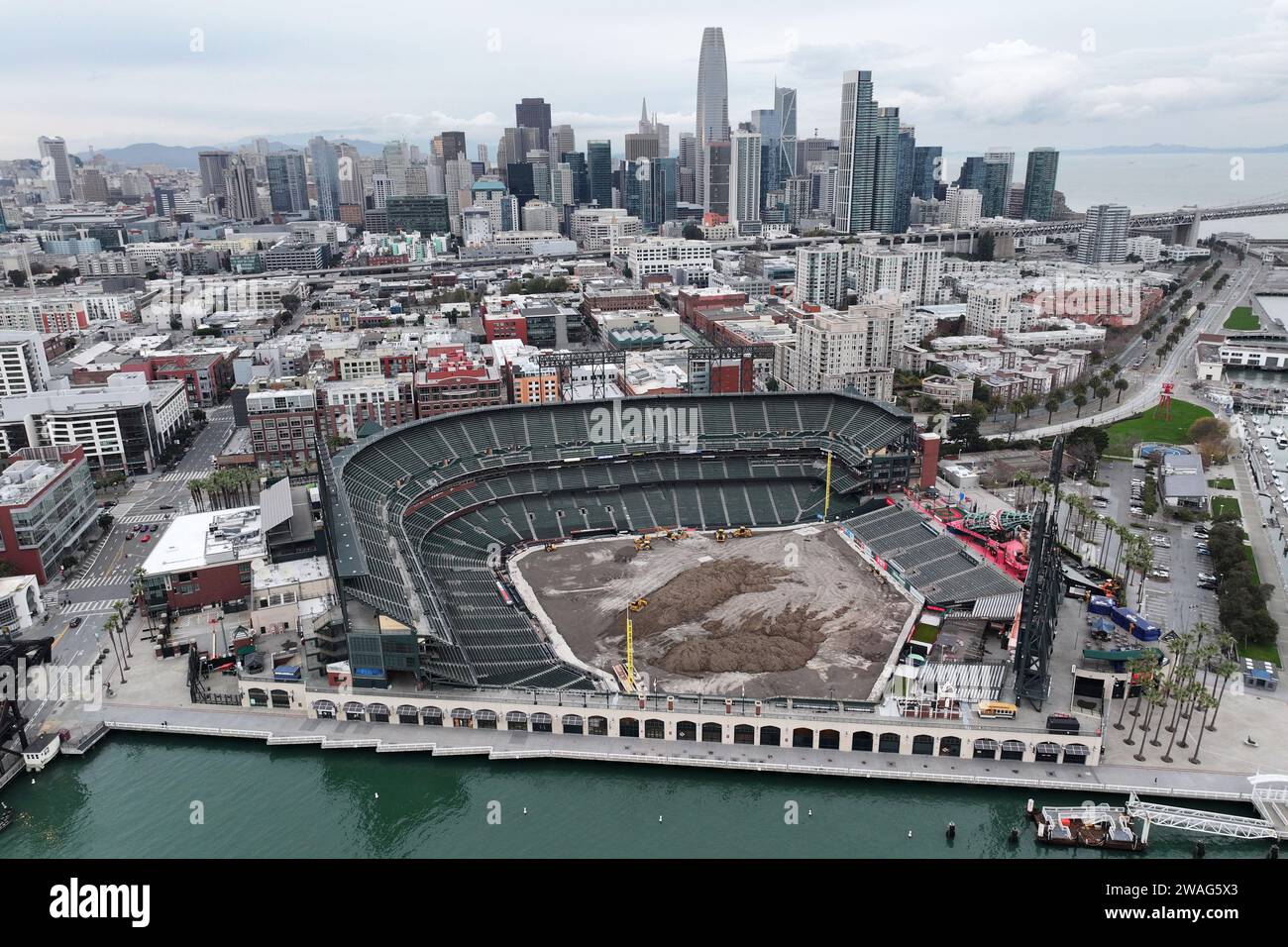 Vista aerea generale di Oracle Park con il campo da baseball configurato per Monster Jam, domenica 31 dicembre 2023, a San Francisco. Foto Stock