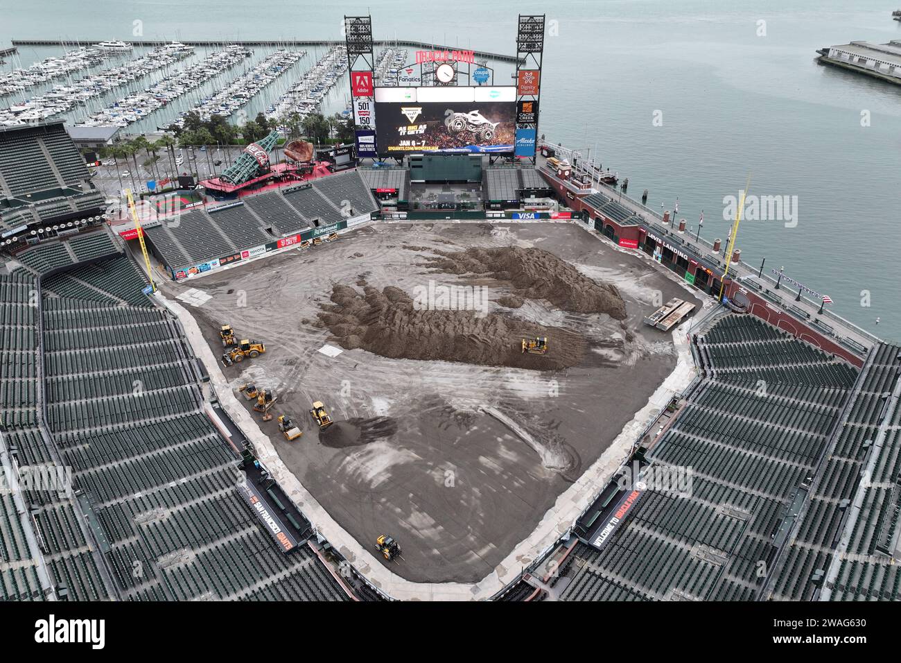 Vista aerea generale di Oracle Park con il campo da baseball configurato per Monster Jam, domenica 31 dicembre 2023, a San Francisco. Foto Stock