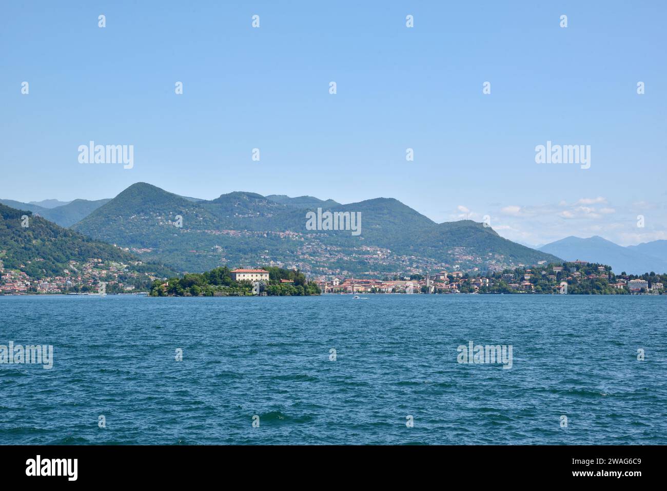 Isola madre, vista dall'Isola bella, con alle spalle la città di Pallanza, sul Lago maggiore. Foto Stock