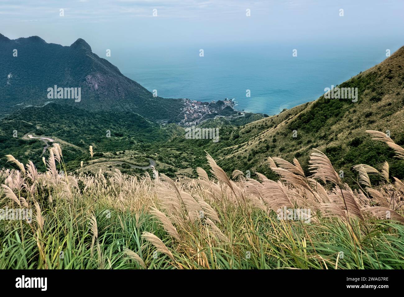 Vista sul mare di Yinyang e sulla montagna di Keeling dalla Teapot Mountain, Taipei, Taiwan Foto Stock
