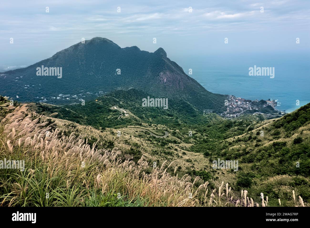 Vista sul mare di Yinyang e sulla montagna di Keeling dalla Teapot Mountain, Taipei, Taiwan Foto Stock