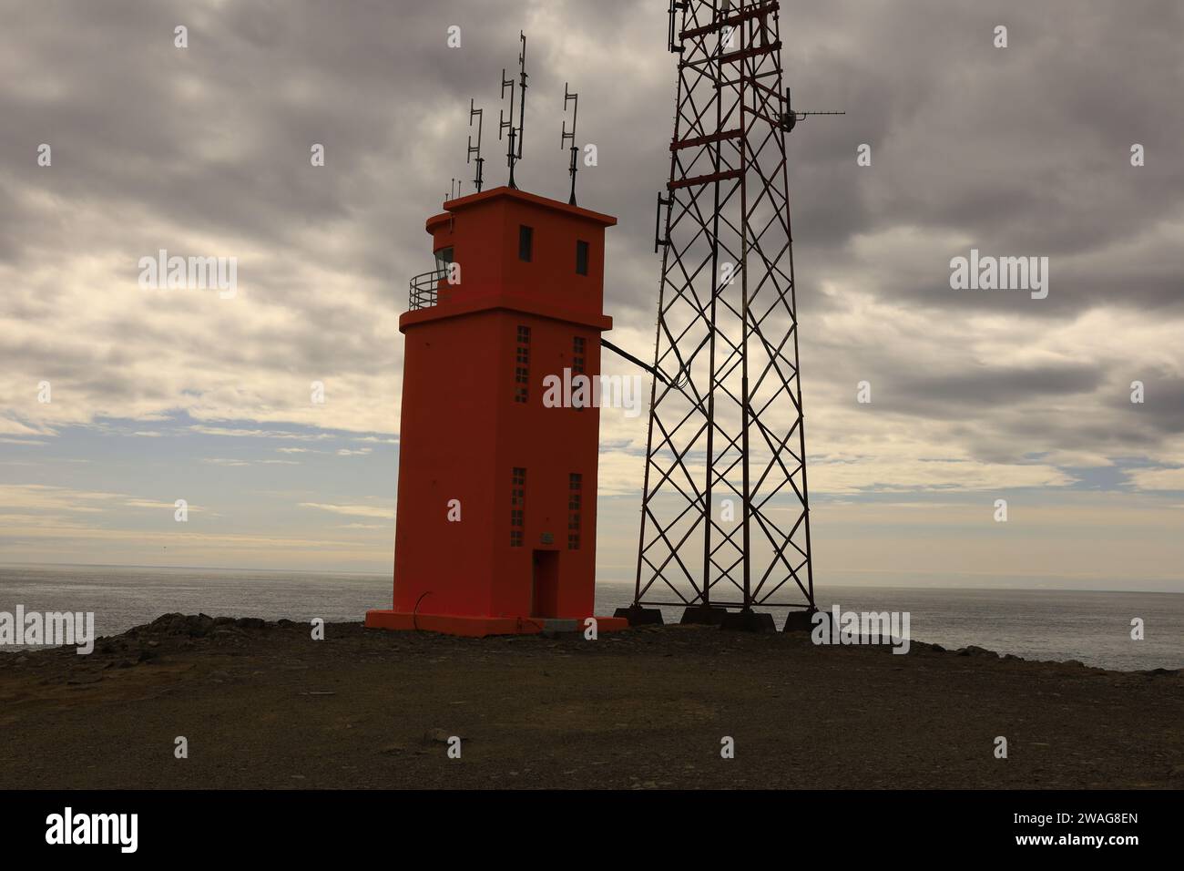 Il faro di Hvalnes si trova nella regione orientale dell'Islanda lungo la Route 1 tra le città di Höfn e Djúpivogur Foto Stock