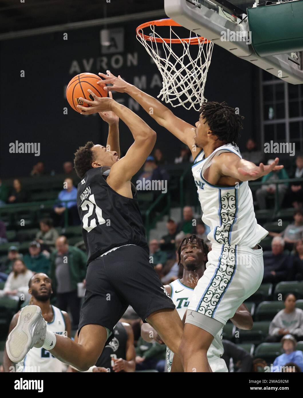 New Orleans, USA. 3 gennaio 2024. Tulane Green Wave Forward Collin Holloway (5) blocca la guardia dei Rice Owls Gabe Warren (21) durante una partita di basket maschile della American Athletic Conference alla Fogleman Arena di New Orleans, Louisiana, mercoledì 3 gennaio 2024. (Foto di Peter G. Forest/Sipa USA) credito: SIPA USA/Alamy Live News Foto Stock