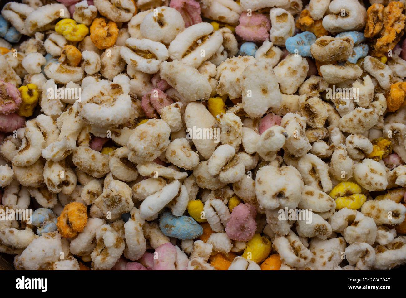 La Pufarine è un grano espanso dolcificato colorato amato dai bambini. Foto macro di pufarin Foto Stock