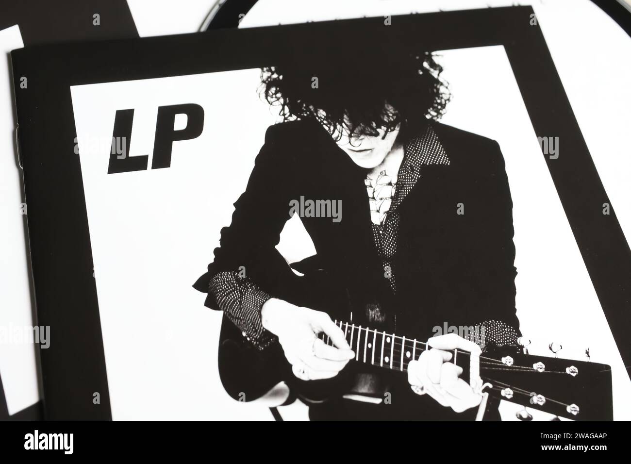 Viersen, Germania - 9 maggio. 2023: Closeup della cover del cd di successo della cantante Laura Pergolizzi Lost On You Foto Stock