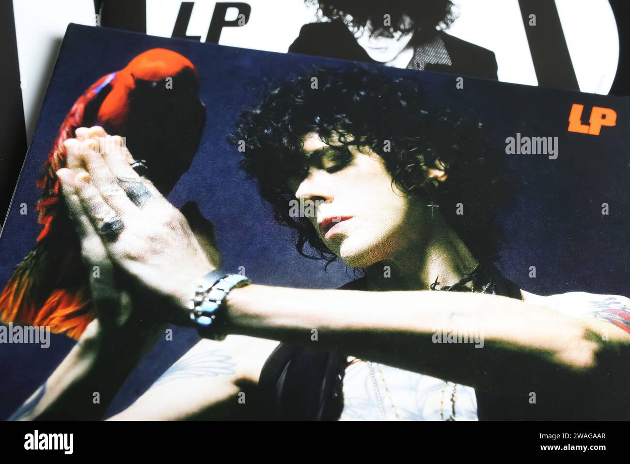 Viersen, Germania - 9 maggio. 2023: Closeup della copertina del cd della cantante Laura Pergolizzi Churches del 2021 Foto Stock