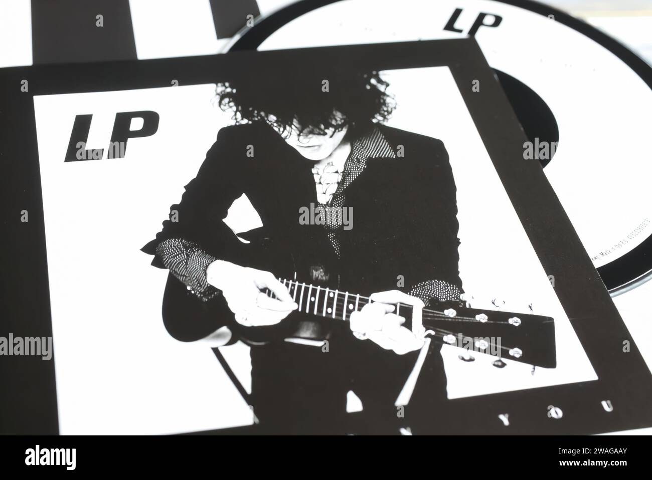 Viersen, Germania - 9 maggio. 2023: Closeup della cover del cd di successo della cantante Laura Pergolizzi Lost On You Foto Stock