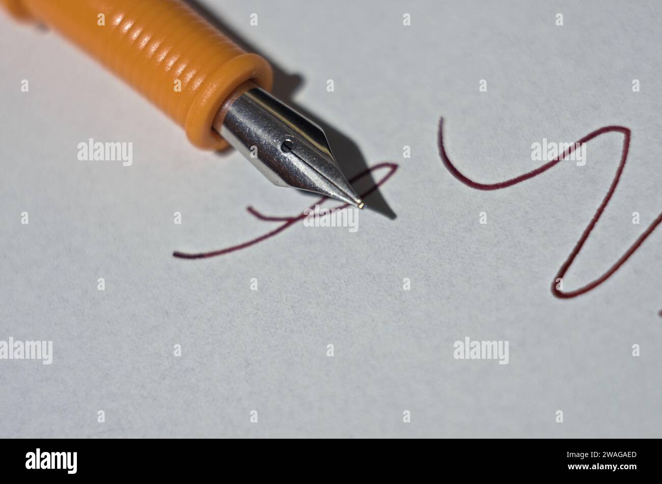 penna stilografica su foglio di carta Foto Stock