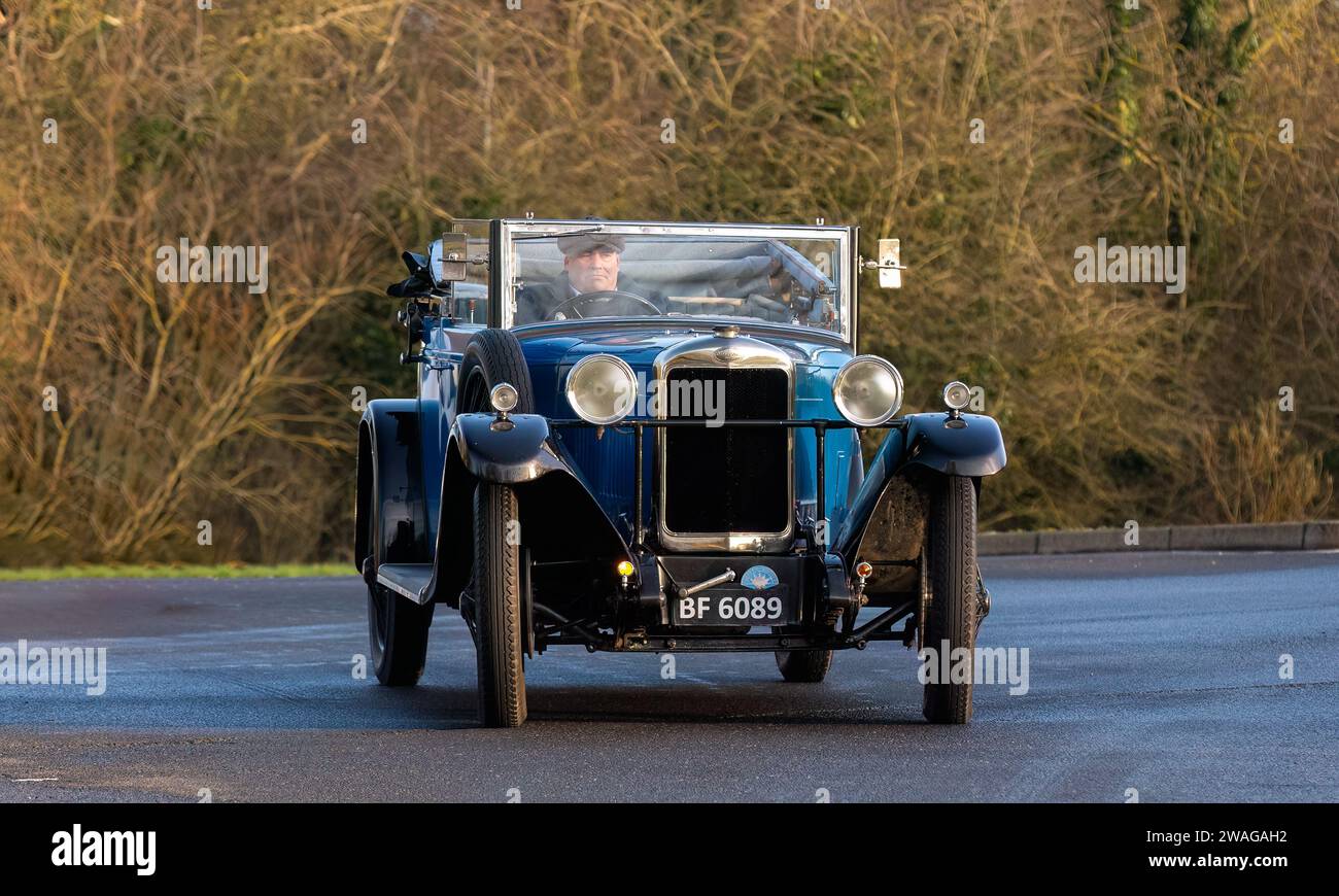 Stony Stratford, Regno Unito, 1 gennaio 2024. 1929 auto blu Sunbeam 19,9 in arrivo a Stony Stratford per l'annuale festa di Capodanno con veicolo d'epoca e classico Foto Stock