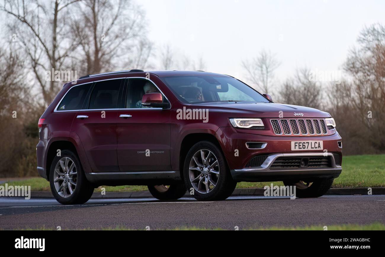 Stony Stratford, Regno Unito, 1 gennaio 2024. 2017 Jeep Grand Cherokee in arrivo a Stony Stratford per l'annuale veicolo d'epoca e d'epoca fes il giorno di Capodanno Foto Stock