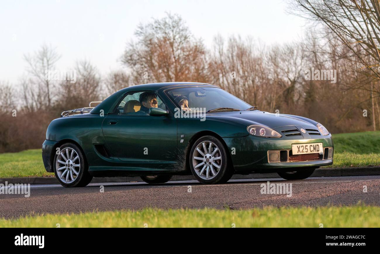Stony Stratford, Regno Unito 1 gennaio 2024,2002 auto MG TF verde in arrivo a Stony Stratford per l'annuale festival di veicoli d'epoca e classici del giorno di Capodanno. Foto Stock