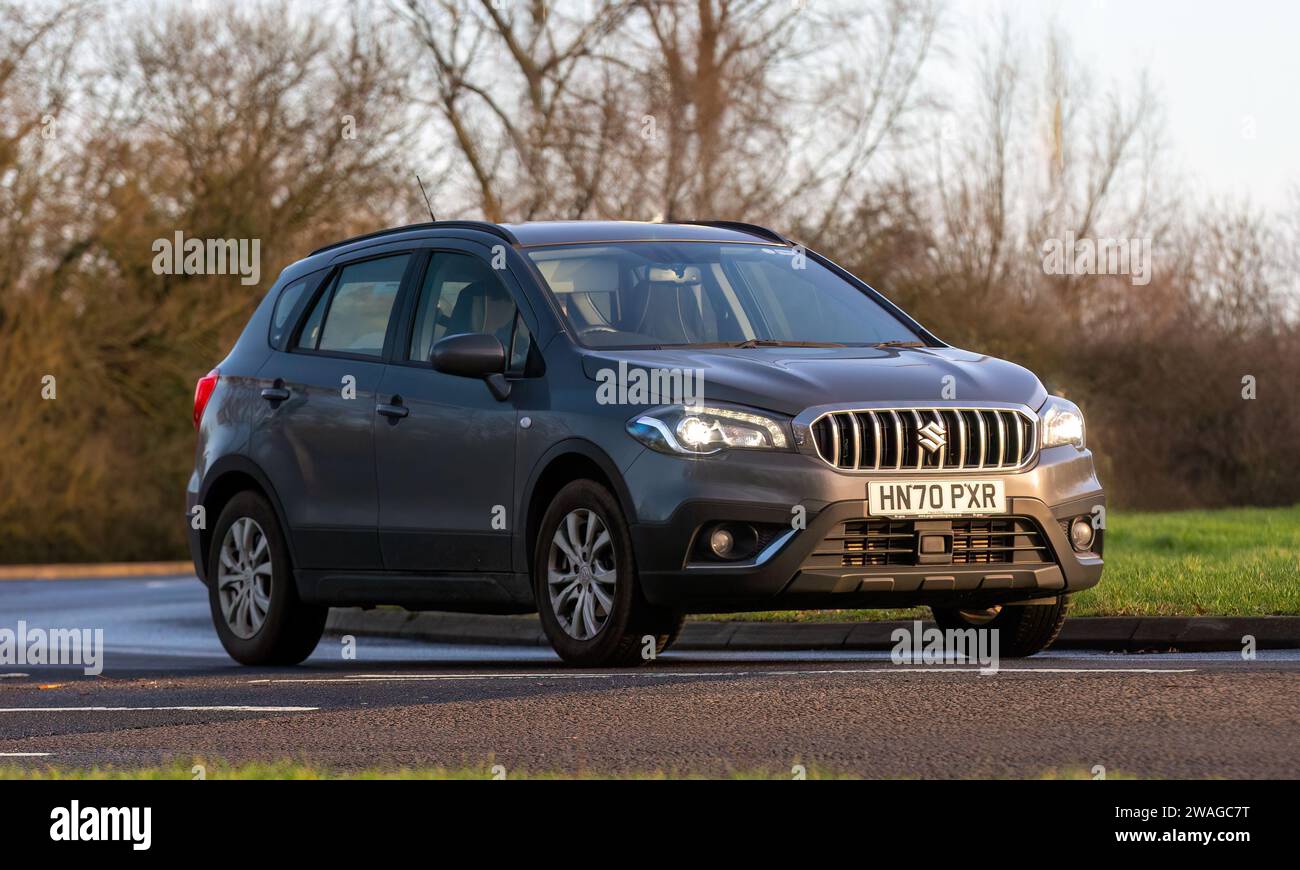 Stony Stratford, Regno Unito 1 gennaio 2024,2020 Suzuki SX4 S-Cross SZ4 SUV elettrico ibrido in arrivo a Stony Stratford per l'annuale Capodanno vintage e c Foto Stock