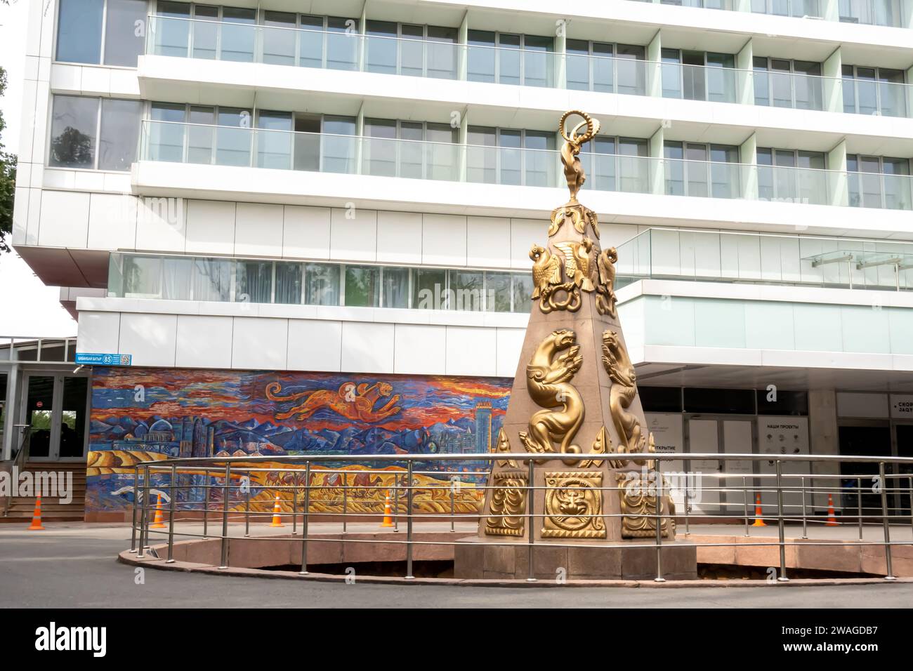 Opere d'arte nell'edificio storico dell'hotel Almaty, progettato nel 1962-1967, via qabanbai Batyr 85, Almaty, Kazakistan, Asia centrale Foto Stock