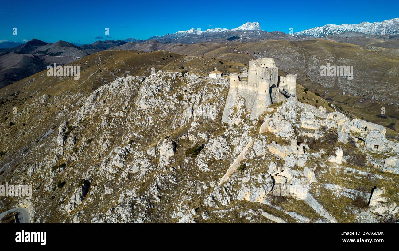 Rocca Calascio 2023. Veduta aerea del castello di Rocca Calascio, costruito nel 1140, è la fortificazione più alta dell'Appennino. Gennaio 2024 Abruzz Foto Stock