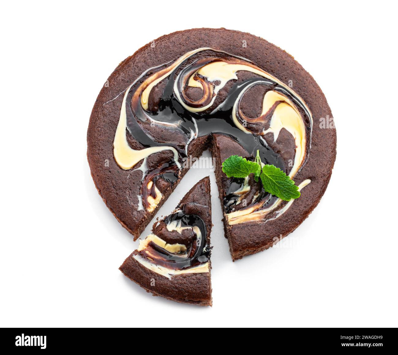 Crostata di cioccolato fondente decorata con ganache bianche e scure isolate su bianco Foto Stock