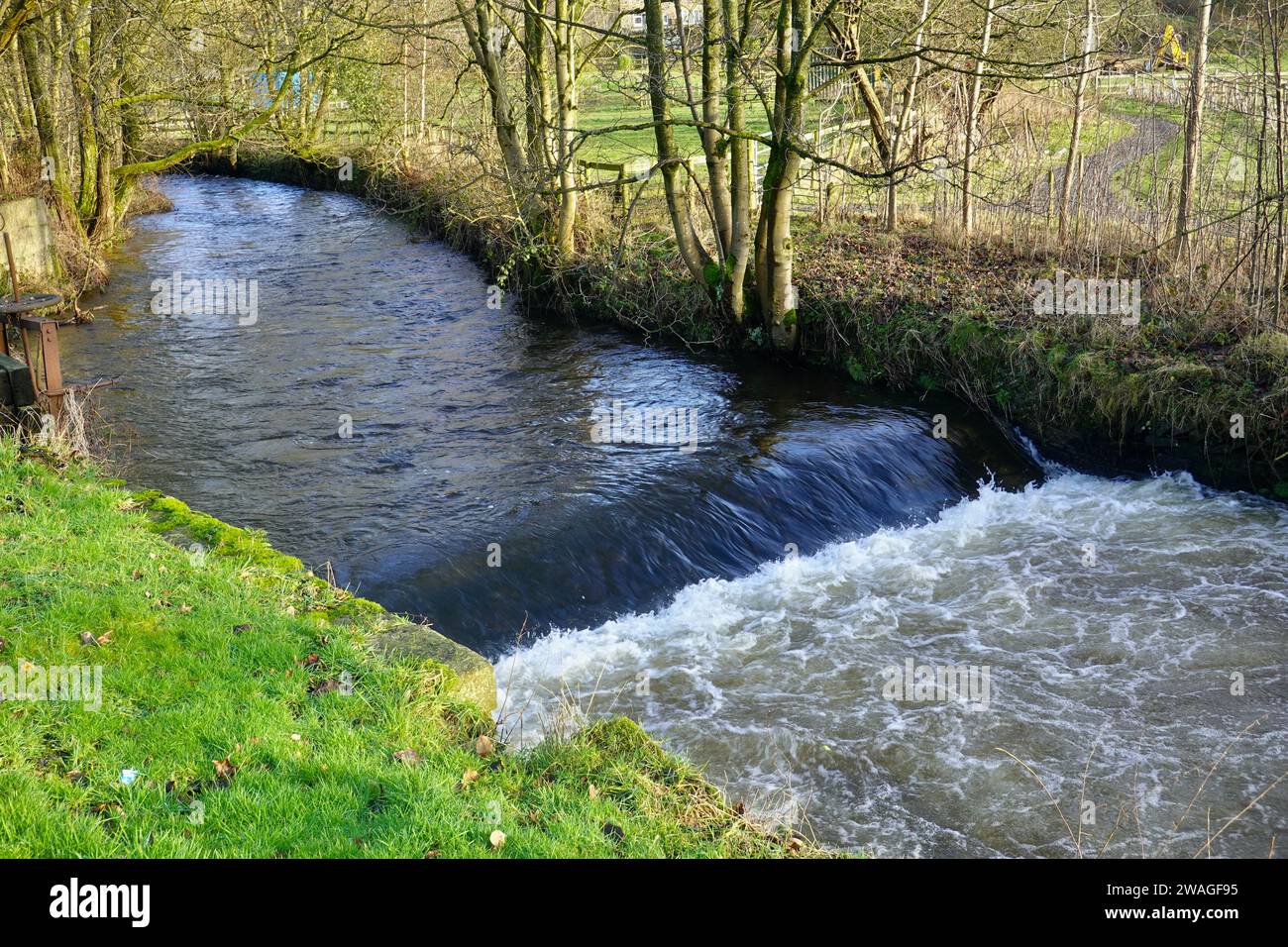 Il fiume Sett a pieno flusso, New Mills, High Peak, Derbyshire Foto Stock