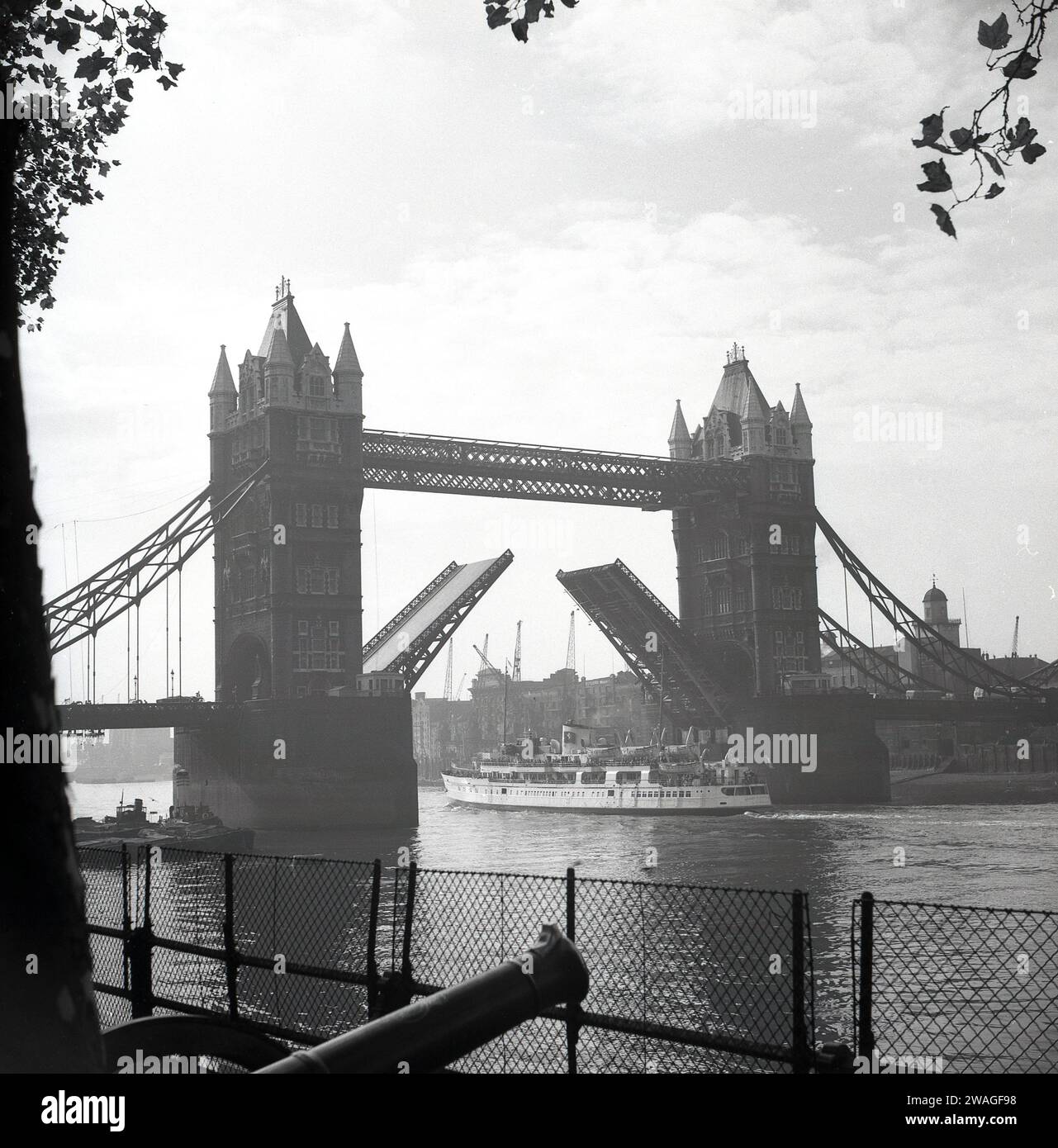 Anni '1960, storica nave passeggeri a vapore, Royal Sovereign, passando sotto il Tower Bridge, sul Tamigi, Londra, Inghilterra, Regno Unito. Costruita per la GSNSC da William Denny & Brothers a Dumbarton nel 1948, la nave da diporto trasportava passeggeri tra il Tower Pier di Londra, passando per Southend, le città costiere del Kent e i porti della Costa francese. Foto Stock
