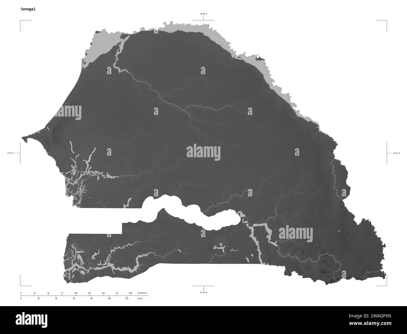 Forma di una mappa di elevazione in scala di grigi con laghi e fiumi del Senegal, con scala di distanza e coordinate di confine della mappa, isolati su bianco Foto Stock