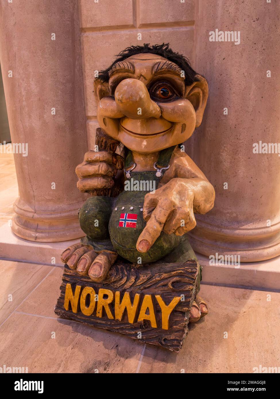 Primo piano di un modello di troll norvegese all'esterno di un negozio di souvenir sulla MSC Euribia che naviga nel Nord Europa (23 luglio). Foto Stock