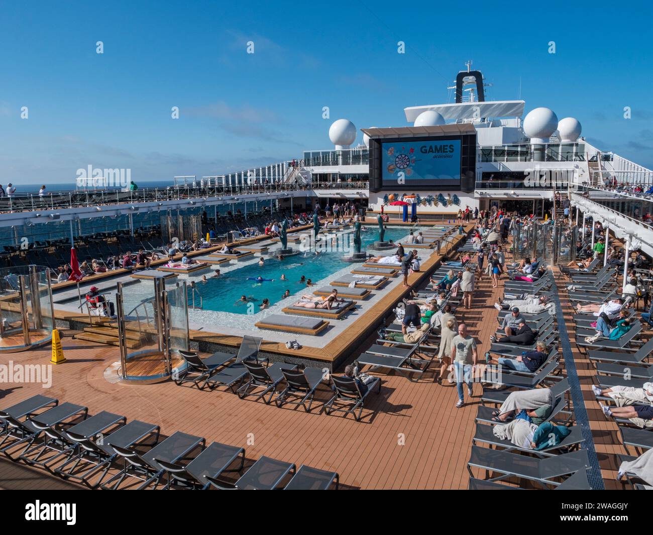 Vista diurna della piscina principale (la piscina Atmosphere) sul MSC Euribia in barca a vela nel Nord Europa (23 luglio). Foto Stock