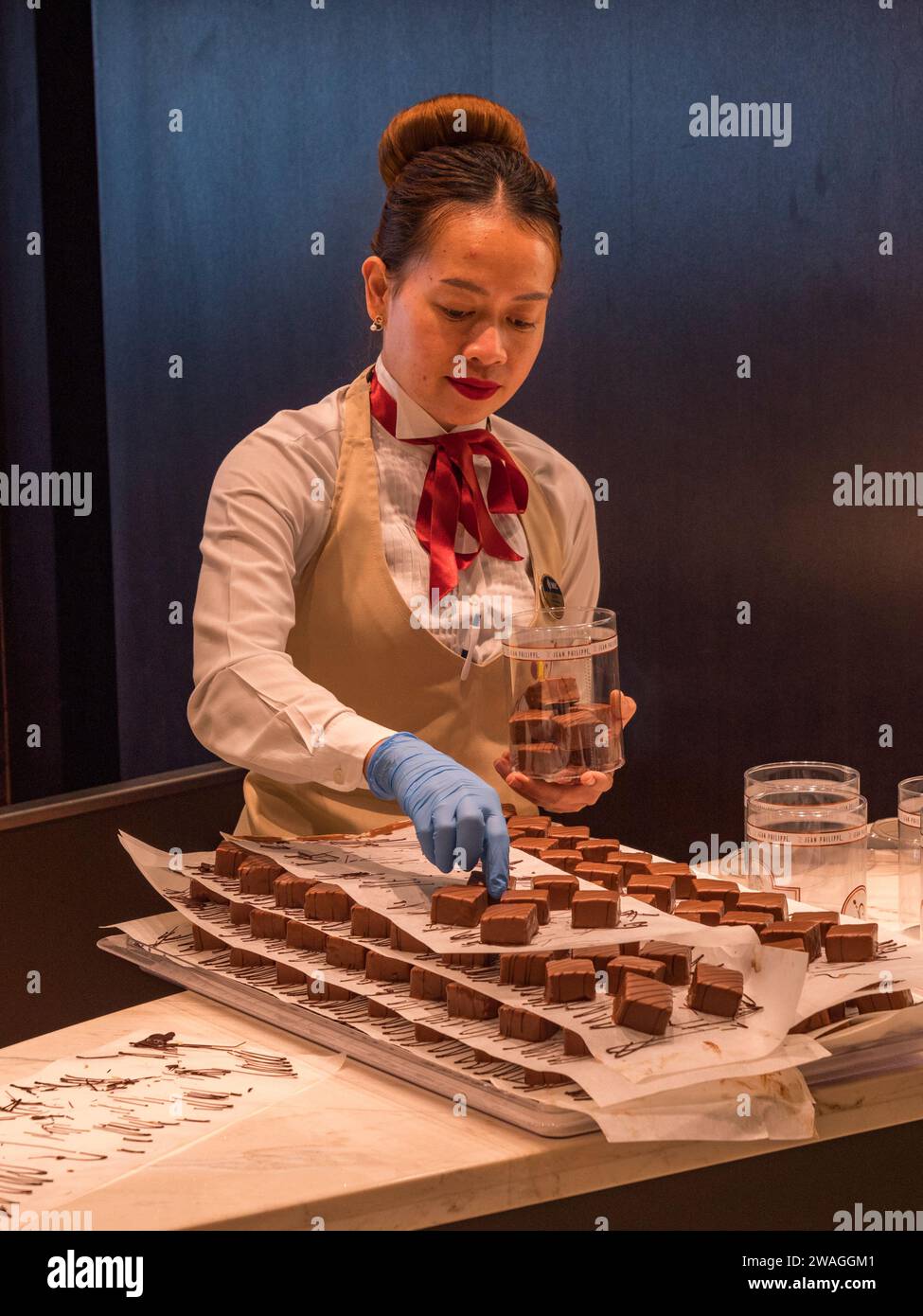 Cioccolatiere che prepara il cioccolato nel Jean-Philippe Chocolate & Cafe sul ponte Ocean Cay sulla MSC Euribia, navigando nel Nord Europa (23 luglio). Foto Stock