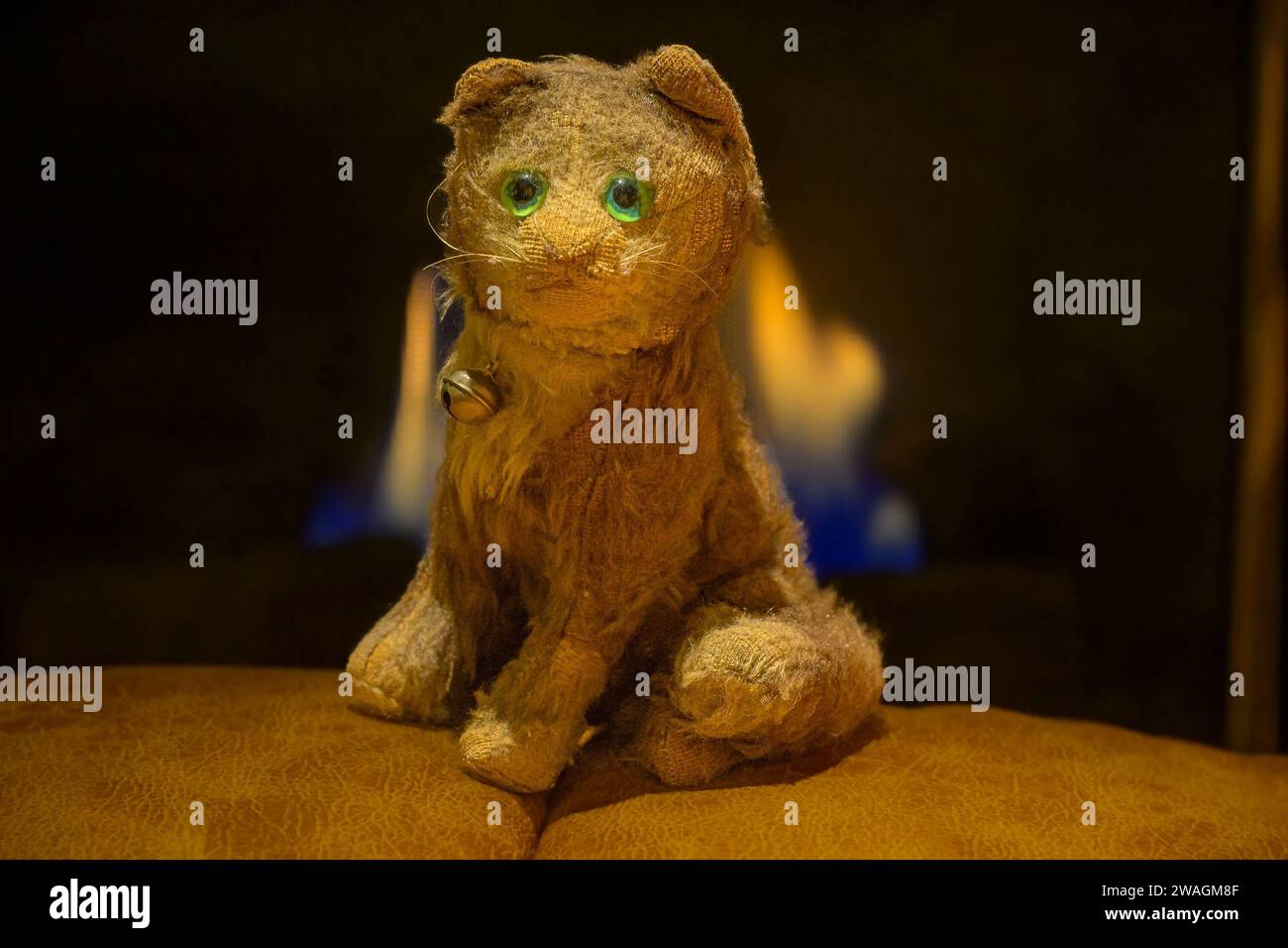 Gatto di peluche vintage con campana Foto Stock
