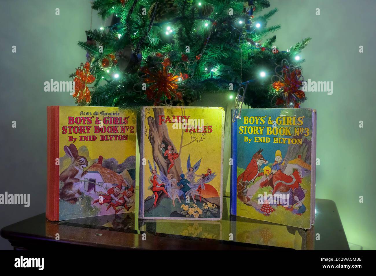 Libri d'epoca e albero di Natale Foto Stock