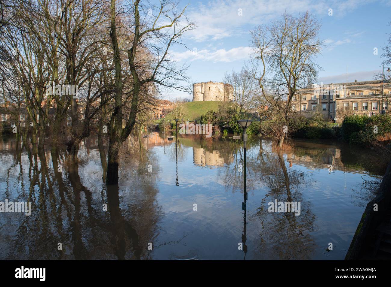 Inondazione nel centro di York il 4 gennaio 2024 con la Cliffords Tower riflessa nelle acque alluvionali dei Tower Gardens Foto Stock