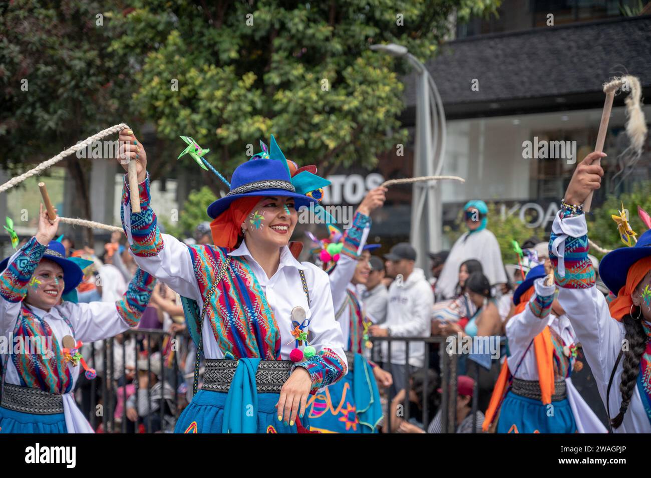 Diversi gruppi coreografici camminano lungo il percorso il secondo giorno del Carnevale dei neri e dei bianchi. Pasto, Nariño, 3 gennaio 2024. Foto Stock