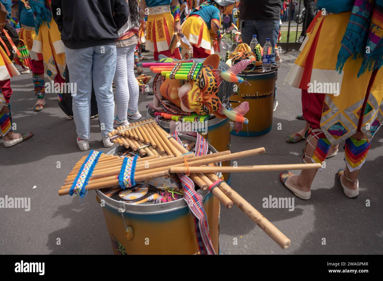 Diversi gruppi coreografici camminano lungo il percorso il secondo giorno del Carnevale dei neri e dei bianchi. Pasto, Nariño, 3 gennaio 2024. Foto Stock