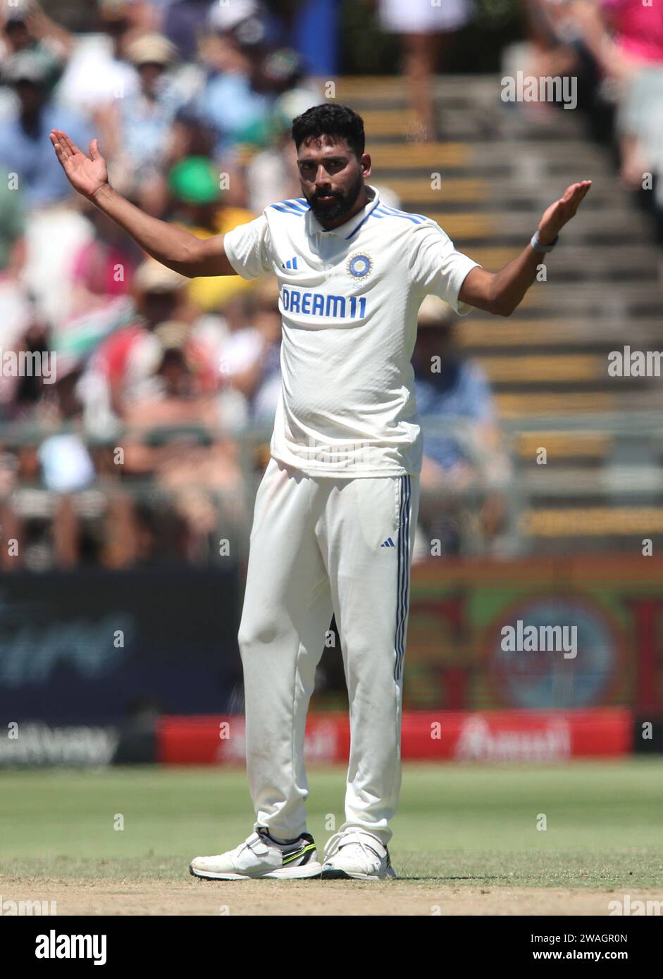 CITTÀ DEL CAPO, SUDAFRICA - 04 GENNAIO: Mohammed Siraj dell'India reagisce a una consegna durante il giorno 2 del 2° test match tra Sudafrica e India al Newlands Cricket Ground il 4 gennaio 2024 a città del Capo, in Sudafrica. Foto di Shaun Roy/Alamy Live News Foto Stock