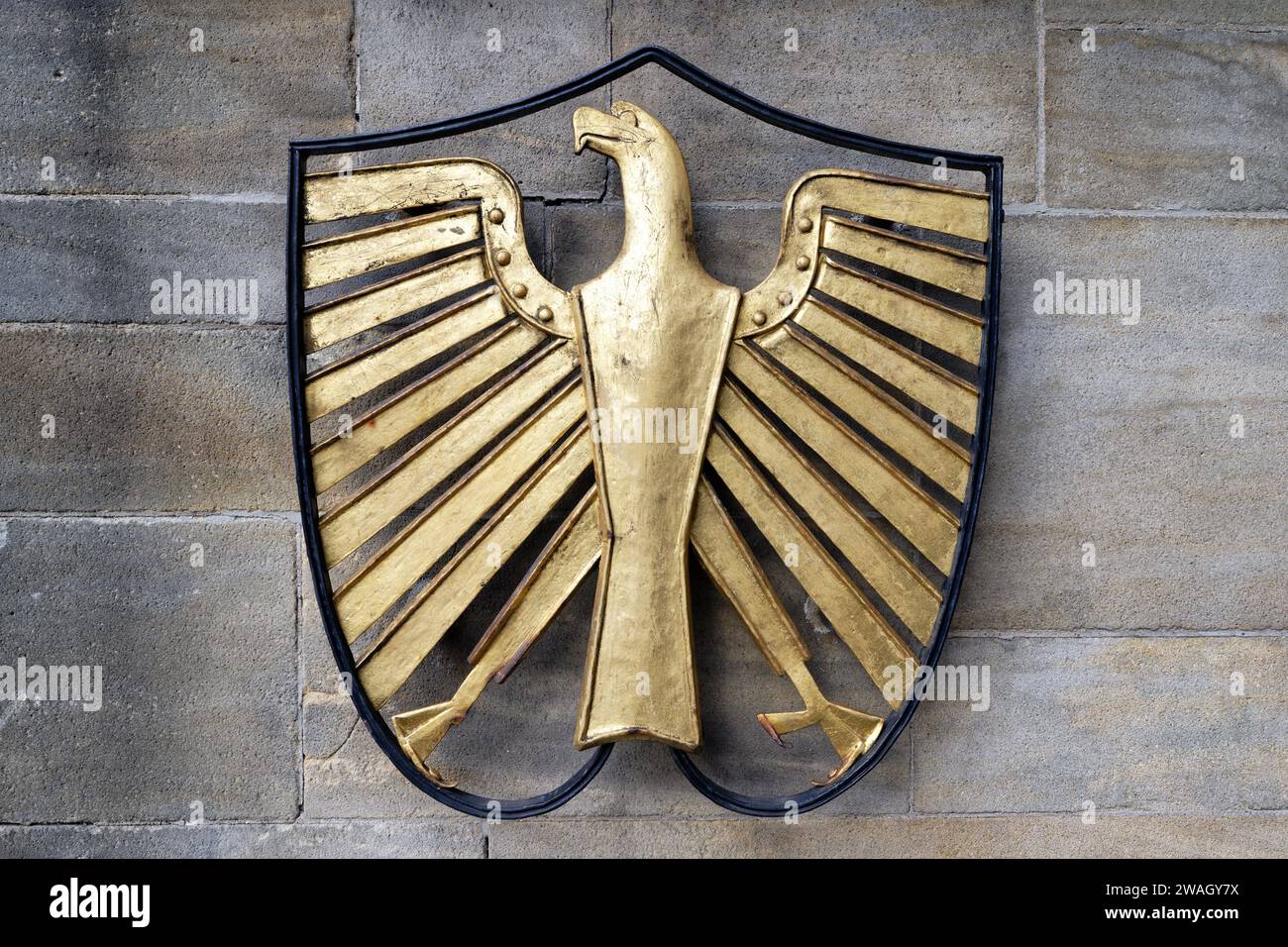 Bonn, Germania 03 gennaio 2024: Aquila federale d'oro all'ingresso di Villa Hammerschmidt a Bonn Foto Stock