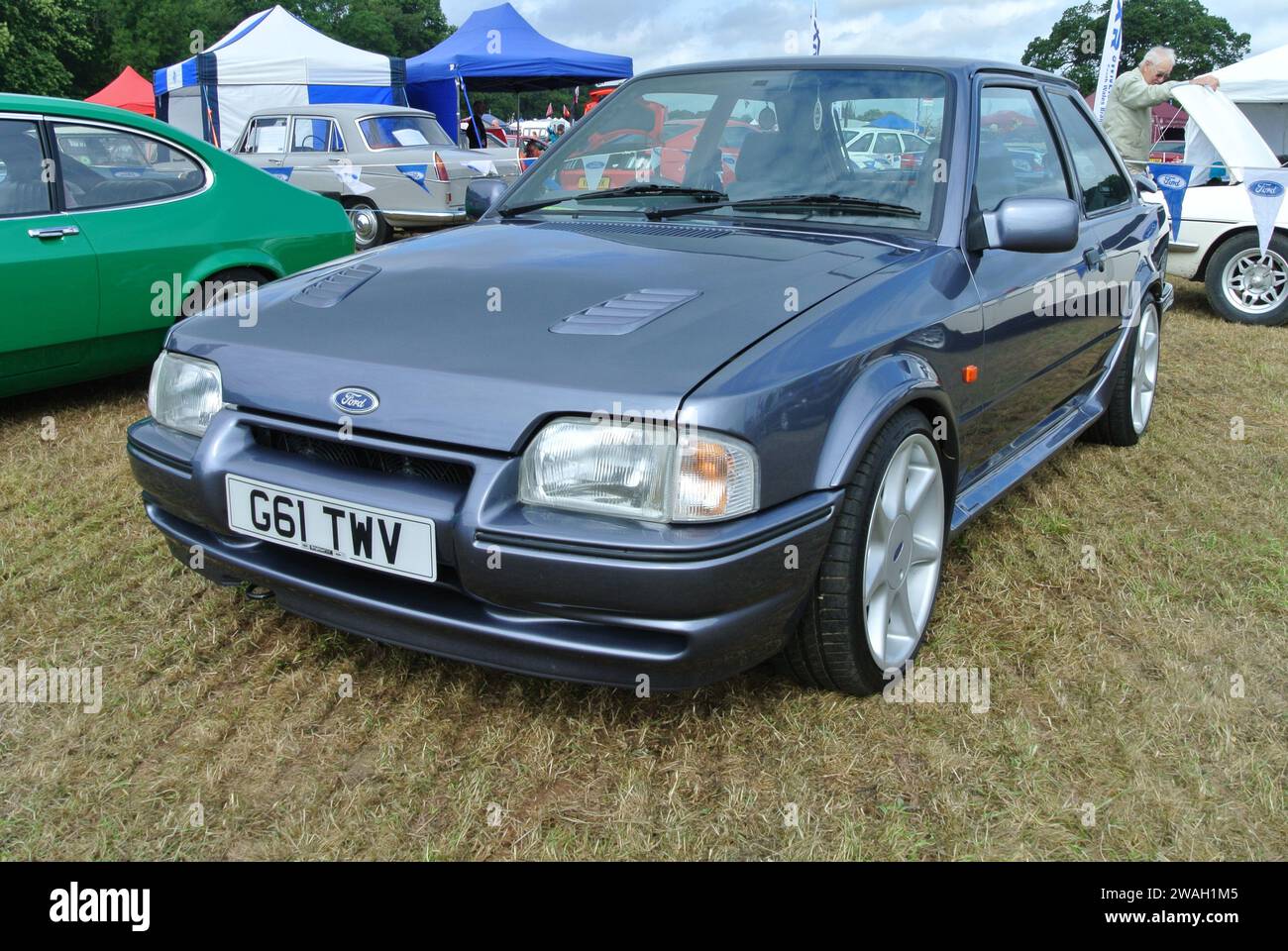 Una Ford Escort RS Turbo del 1990 parcheggiata al 48th Historic Vehicle Gathering, Powderham, Devon, Inghilterra, Regno Unito. Foto Stock