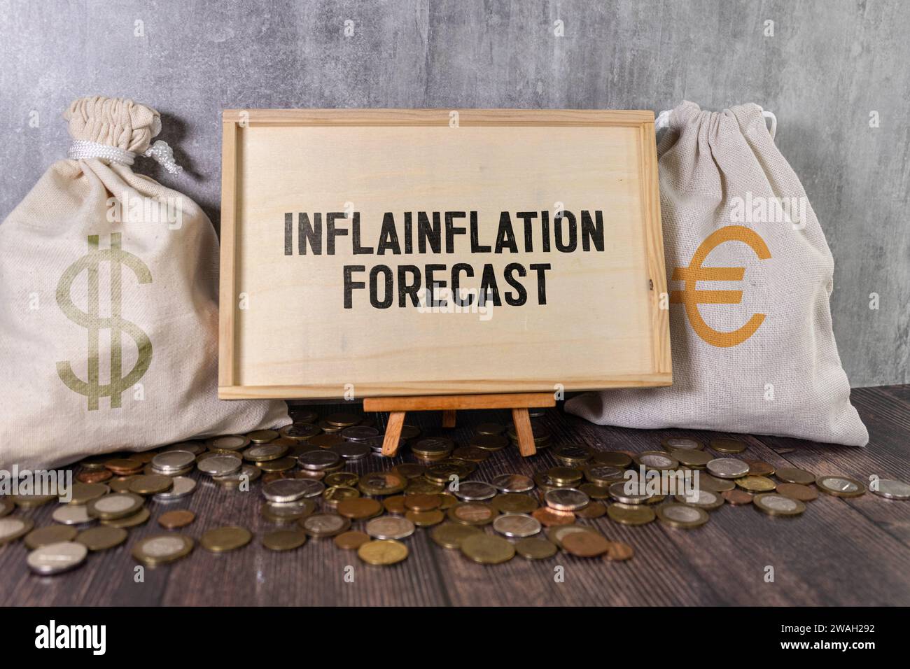 Inflazione parola in blocco di legno sulle fatture del dollaro degli Stati Uniti. Foto Stock
