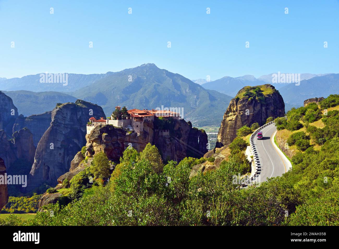 La strada panoramica vicino al monastero di Varlaam, ai monasteri di Meteora, alla Grecia e alla Tessaglia Foto Stock