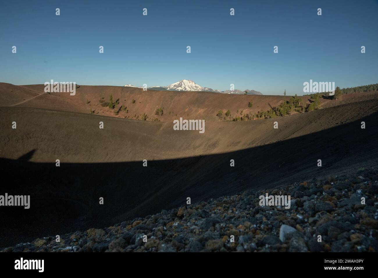 Monte Lassen appena visibile sul Rim of Cinder Cone nel Lassen Volcanic National Park Foto Stock