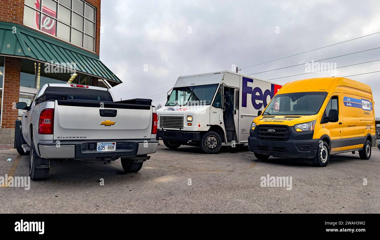 EMPORIA, KANSAS - 4 GENNAIO 2024 il camion per le consegne FedEx e un camion per le consegne Penske sono parcheggiati fianco a fianco di fronte al Walgreens Drug Store, bloccando l'ingresso per disabili e impedendo così a una persona in sedia a rotelle di accedere al negozio. Foto Stock