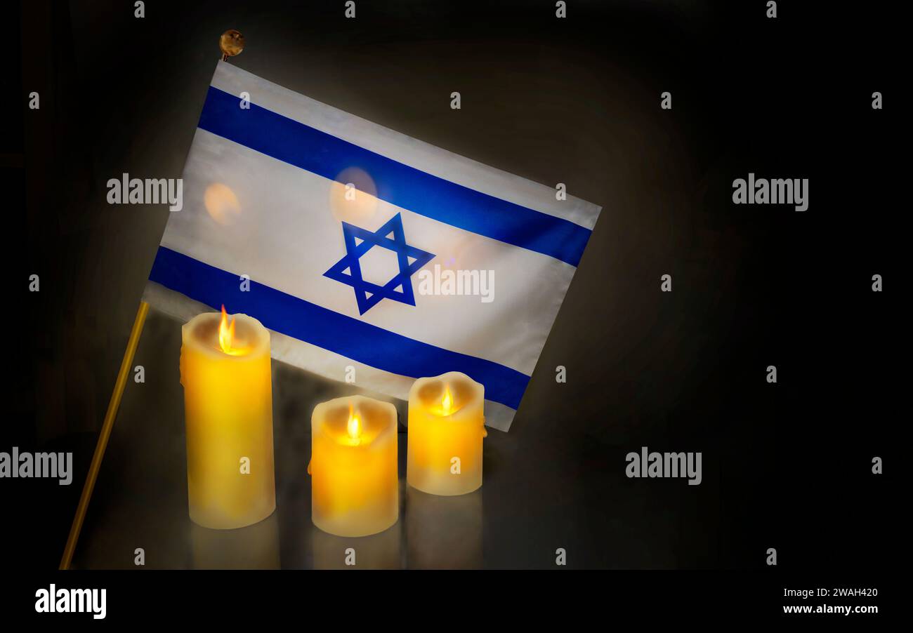 Candele bruciate con bandiera di Israele su sfondo scuro con spazio per il testo. Giornata internazionale della memoria dell'Olocausto. Foto Stock