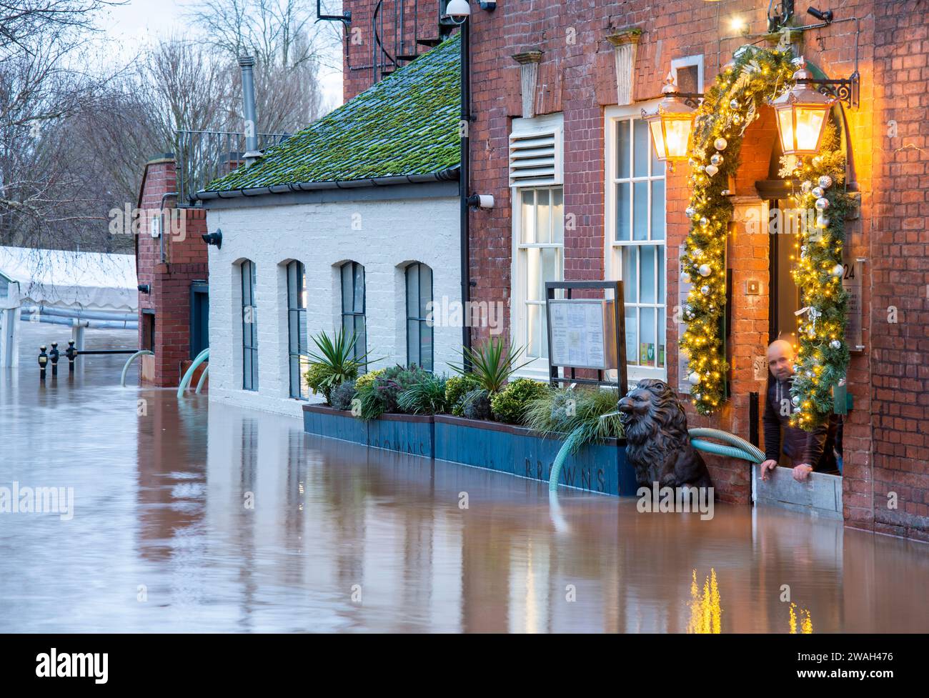 Worcester, Worcestershire, Regno Unito-03 gennaio 2024: Acque alluvionali, causate da recenti piogge invernali, tempeste e alti livelli del fiume, entrano in un pub lungo il fiume, come gli sforzi a. Foto Stock
