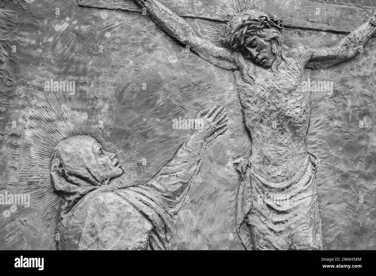 La Crocifissione di Gesù – Quinto mistero doloroso del Rosario. Una scultura in rilievo sul Monte Podbrdo (la collina delle apparizioni) a Medjugorje. Foto Stock